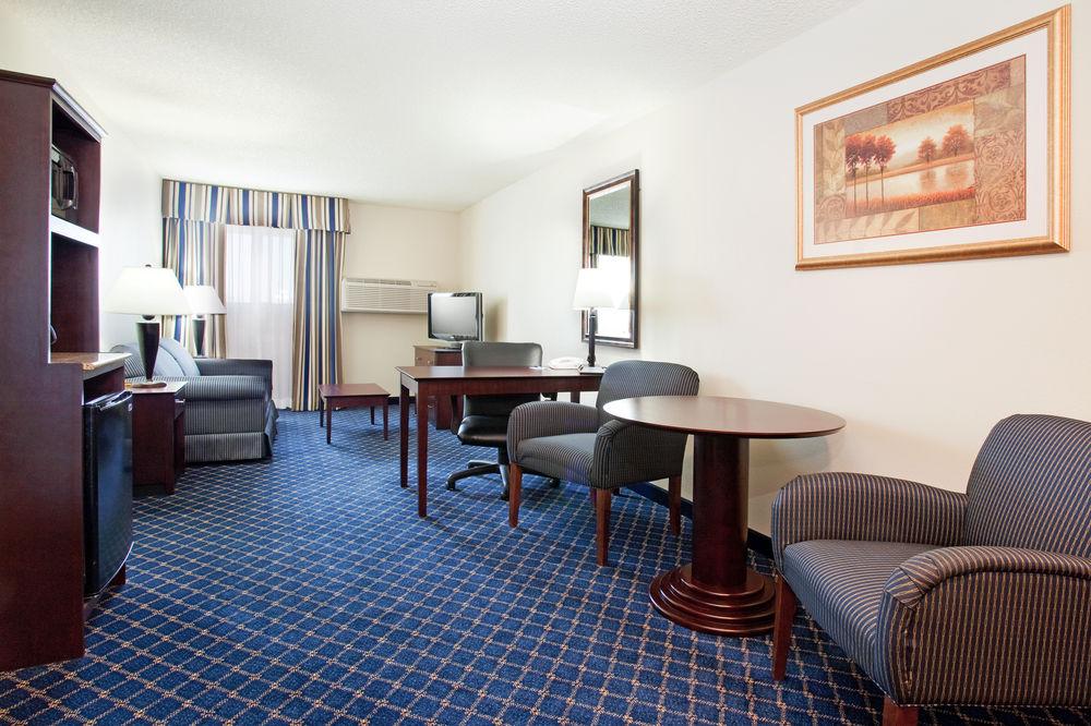 Holiday Inn Express Hotel & Suites Torrington By Ihg Bagian luar foto