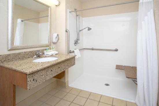Holiday Inn Express Hotel & Suites Torrington By Ihg Bagian luar foto